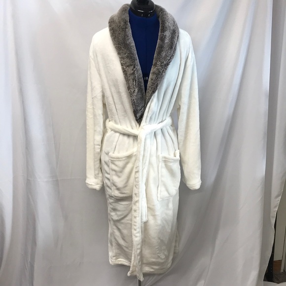 Wayland by CVS Other - NWOT Wayland Ultra Soft Plush Robe from CVS